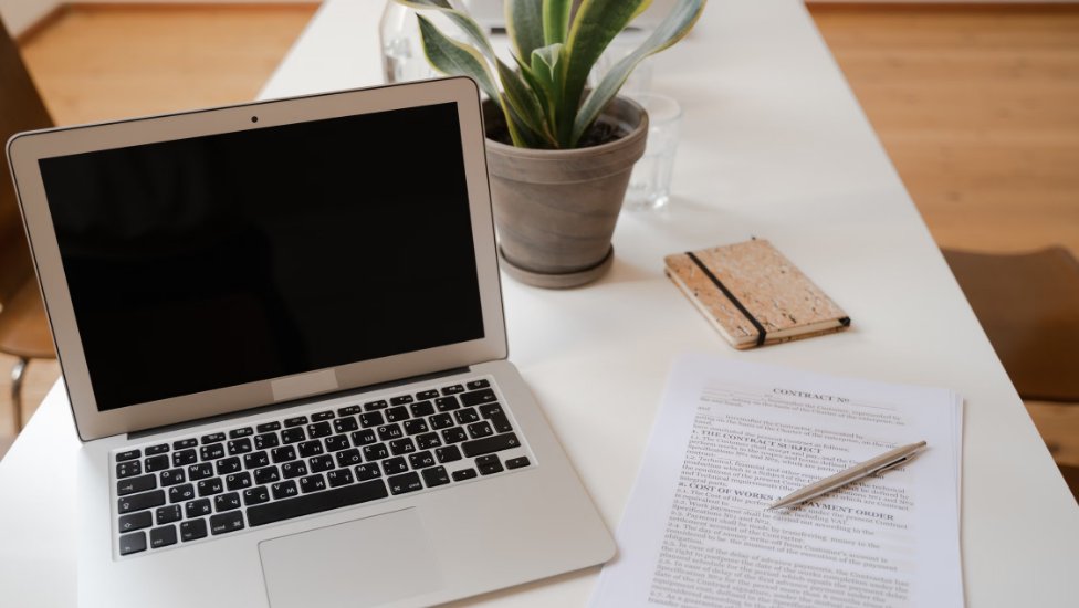 Bureau organisé avec ordinateur portable ouvert et documents